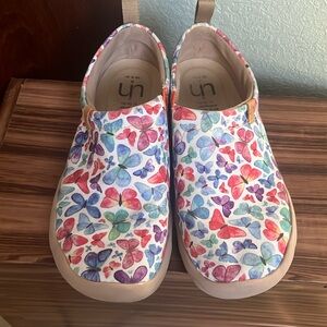 Adorable uin butterfly print shoes size 8.5.